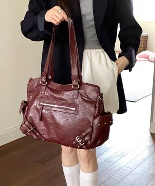 Chiina(チーナ)の「Chiina / Y2K 大容量合皮レザーショルダーバッグ(ショルダーバッグ・レディース・ワインレッド/ブラック/ホワイト・FREE)」の18枚目の写真
