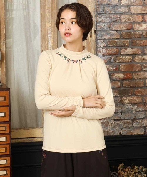 Jocomomola（ホコモモラ）の「ベアスムース 配色刺繍カットソー（Tシャツ/カットソー・レディース・ベージュ/カーキ/オレンジ/ブルー/ブラック/ボルドー/ダークインディゴブルー・40）」の3枚目の写真