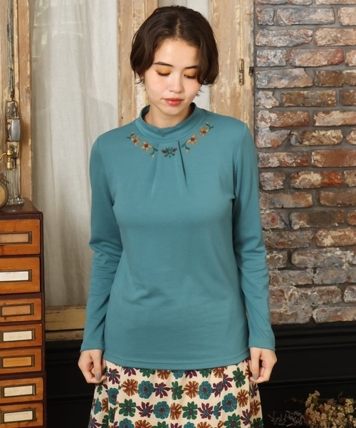 Jocomomola（ホコモモラ）の「ベアスムース 配色刺繍カットソー（Tシャツ/カットソー・レディース・ベージュ/カーキ/オレンジ/ブルー/ブラック/ボルドー/ダークインディゴブルー・40）」の5枚目の写真