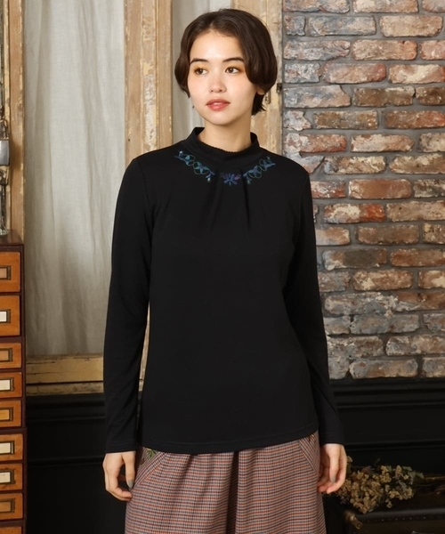 Jocomomola（ホコモモラ）の「ベアスムース 配色刺繍カットソー（Tシャツ/カットソー・レディース・ベージュ/カーキ/オレンジ/ブルー/ブラック/ボルドー/ダークインディゴブルー・40）」の2枚目の写真