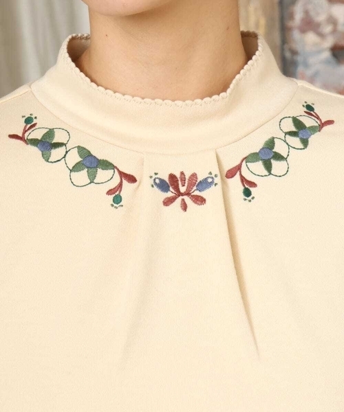 Jocomomola（ホコモモラ）の「ベアスムース 配色刺繍カットソー（Tシャツ/カットソー・レディース・ベージュ/カーキ/オレンジ/ブルー/ブラック/ボルドー/ダークインディゴブルー・40）」の10枚目の写真