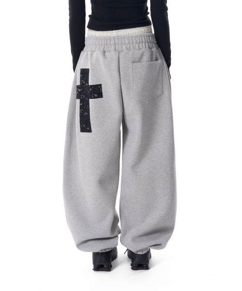 AAKAM(アーカム)の「Laced CROS2 Patch Sweatpants (Gray)(スウェットパンツ・レディース・グレー・2/1)」の4枚目の写真