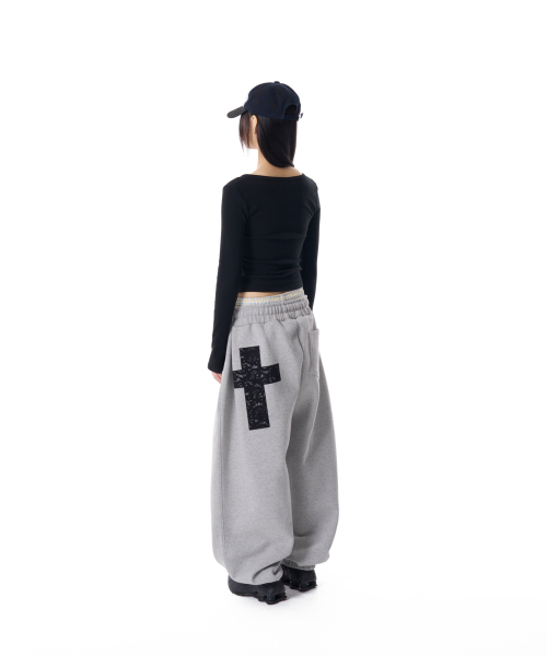 AAKAM(アーカム)の「Laced CROS2 Patch Sweatpants (Gray)(スウェットパンツ・レディース・グレー・2/1)」の6枚目の写真