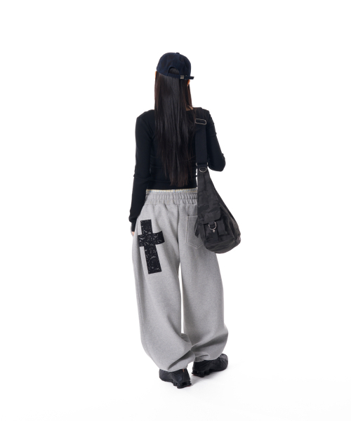 AAKAM(アーカム)の「Laced CROS2 Patch Sweatpants (Gray)(スウェットパンツ・レディース・グレー・2/1)」の7枚目の写真