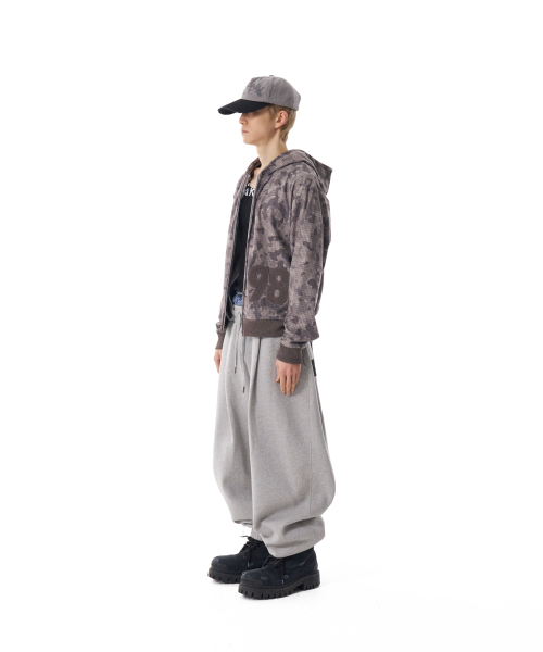 AAKAM(アーカム)の「Laced CROS2 Patch Sweatpants (Gray)(スウェットパンツ・レディース・グレー・2/1)」の11枚目の写真