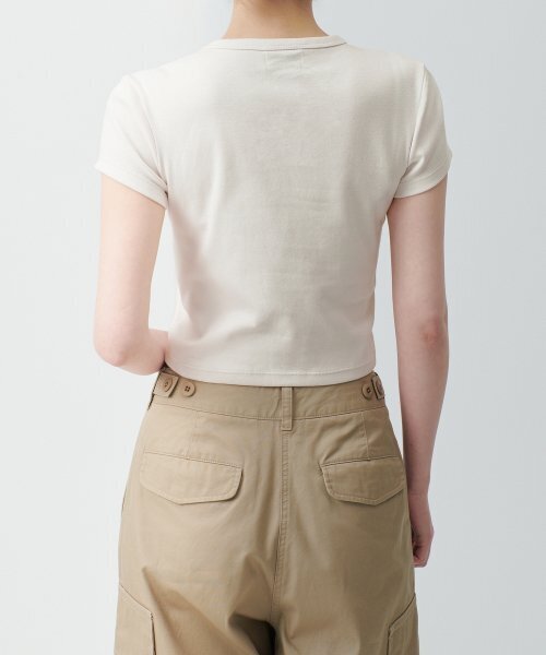 MUSINSA STANDARD WOMAN（ムシンサスタンダードウーマン）の「ウィメンズスリムクロップクルーネックTシャツ[クリーム]（Tシャツ/カットソー・レディース・その他・SMALL/MEDIUM/LARGE/X-LARGE/X-SMALL）」の7枚目の写真