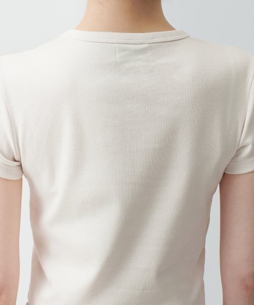 MUSINSA STANDARD WOMAN（ムシンサスタンダードウーマン）の「ウィメンズスリムクロップクルーネックTシャツ[クリーム]（Tシャツ/カットソー・レディース・その他・SMALL/MEDIUM/LARGE/X-LARGE/X-SMALL）」の9枚目の写真