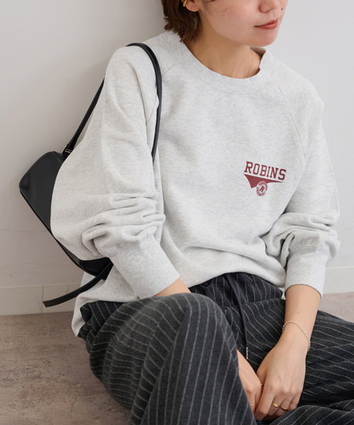 JOURNAL STANDARD relume（ジャーナルスタンダード　レリューム）の「《追加》ワンポイントロゴスウェット（スウェット・レディース・ネイビー/チャコールグレー/レッド・FREE）」の2枚目の写真