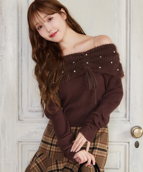 one after another NICE CLAUP（ワンアフターアナザーナイスクラップ）の「【Holiday collection】フェザーオフショルニット（ニット/セーター・レディース・ホワイト/ブラック/ブラウン/サックスブルー・FREE）」の3枚目の写真