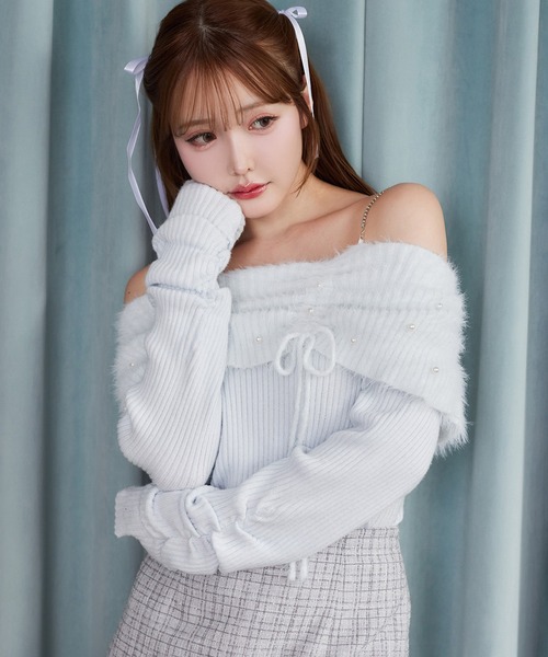 one after another NICE CLAUP（ワンアフターアナザーナイスクラップ）の「【Holiday collection】フェザーオフショルニット（ニット/セーター・レディース・ホワイト/ブラック/ブラウン/サックスブルー・FREE）」の4枚目の写真