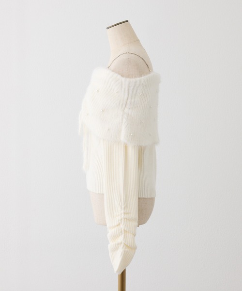 one after another NICE CLAUP（ワンアフターアナザーナイスクラップ）の「【Holiday collection】フェザーオフショルニット（ニット/セーター・レディース・ホワイト/ブラック/ブラウン/サックスブルー・FREE）」の5枚目の写真