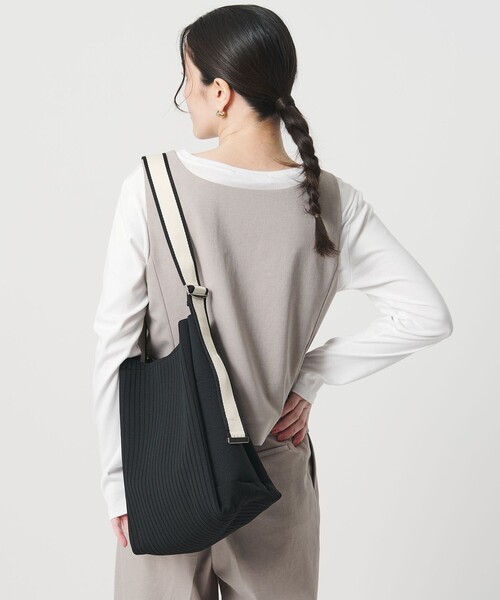 BEAUTY&YOUTH UNITED ARROWS（ビューティーアンドユースユナイテッドアローズ）の「ラインテープ ニット ショルダーバッグ（ショルダーバッグ・レディース・ブラック/ライラック・FREE）」の2枚目の写真
