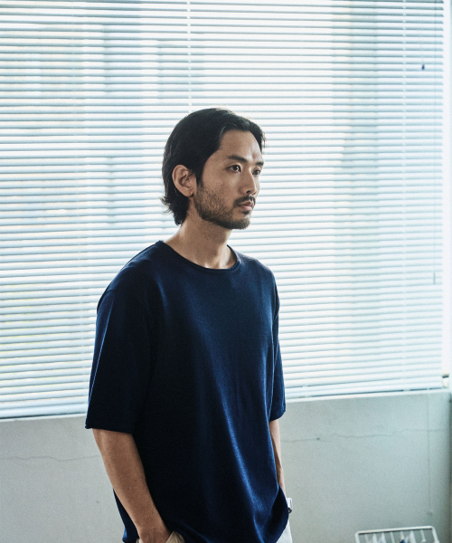 MANNERGRAM(マナーグラム)の「ソフトコットン100 ローリングエッジ ラウンド 半袖ニット - 4カラー(Tシャツ/カットソー・メンズ・ブラック/ブラウン/オフホワイト/ダークネイビー・X-LARGE/XX-LARGE/MEDIUM/LARGE)」の10枚目の写真