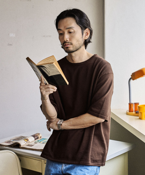 MANNERGRAM(マナーグラム)の「ソフトコットン100 ローリングエッジ ラウンド 半袖ニット - 4カラー(Tシャツ/カットソー・メンズ・ブラック/ブラウン/オフホワイト/ダークネイビー・X-LARGE/XX-LARGE/MEDIUM/LARGE)」の11枚目の写真
