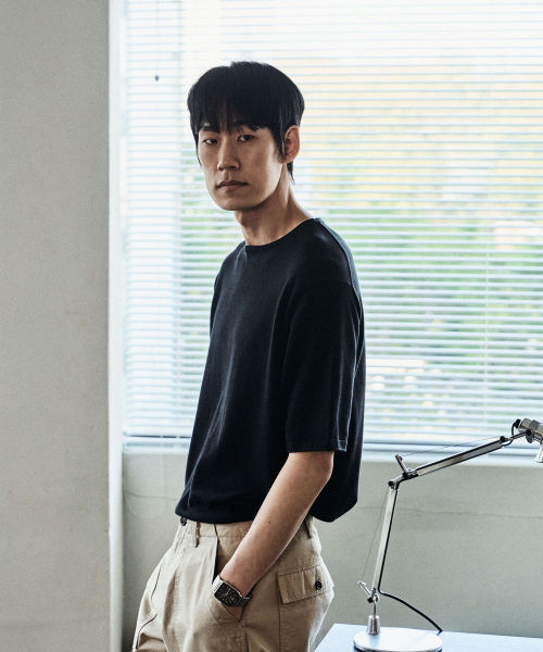 MANNERGRAM(マナーグラム)の「ソフトコットン100 ローリングエッジ ラウンド 半袖ニット - 4カラー(Tシャツ/カットソー・メンズ・ブラック/ブラウン/オフホワイト/ダークネイビー・X-LARGE/XX-LARGE/MEDIUM/LARGE)」の12枚目の写真