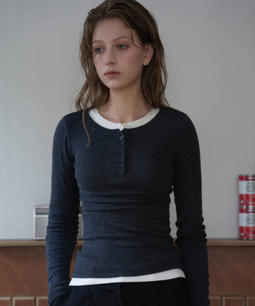 DEHEVE（デヘヴェ）の「Henley Neck Long Sleeve [Charcoal]（Tシャツ/カットソー・レディース・チャコールグレー・FREE）」の2枚目の写真
