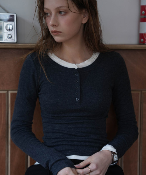 DEHEVE（デヘヴェ）の「Henley Neck Long Sleeve [Charcoal]（Tシャツ/カットソー・レディース・チャコールグレー・FREE）」の4枚目の写真