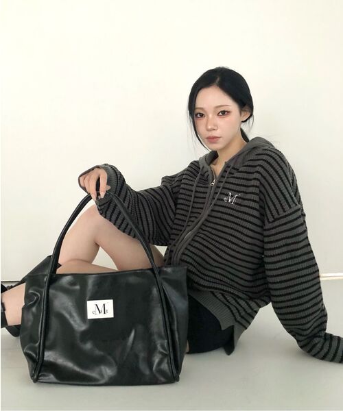 MUCENT(ムセント)の「メイ オーバーサイズ ストライプ ハンドウォーマー ニット フードジップアップ 男女共用 (2カラー)(パーカー・レディース・チャコール/ブラック・FREE)」の19枚目の写真