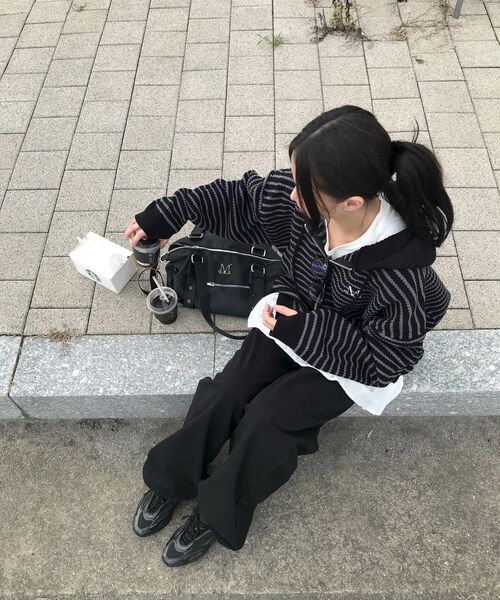 MUCENT(ムセント)の「メイ オーバーサイズ ストライプ ハンドウォーマー ニット フードジップアップ 男女共用 (2カラー)(パーカー・レディース・チャコール/ブラック・FREE)」の16枚目の写真