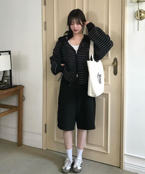 MUCENT(ムセント)の「メイ オーバーサイズ ストライプ ハンドウォーマー ニット フードジップアップ 男女共用 (2カラー)(パーカー・レディース・チャコール/ブラック・FREE)」の11枚目の写真