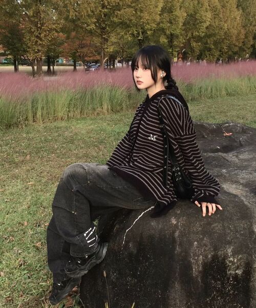 MUCENT(ムセント)の「メイ オーバーサイズ ストライプ ハンドウォーマー ニット フードジップアップ 男女共用 (2カラー)(パーカー・レディース・チャコール/ブラック・FREE)」の4枚目の写真