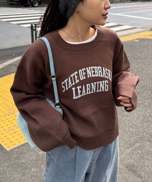 CIAOPANIC TYPY(チャオパニックティピー)の「スウェットライクカレッジロゴニット(ニット/セーター・レディース・ブラウン/レッド/チャコールグレー/グレー・ONE SIZE)」の3枚目の写真