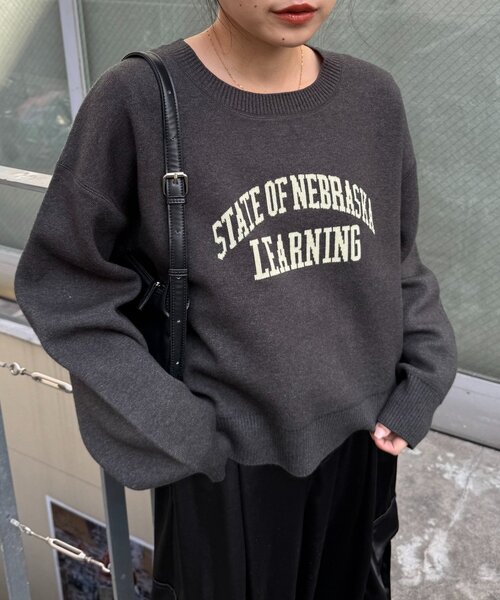 CIAOPANIC TYPY(チャオパニックティピー)の「スウェットライクカレッジロゴニット(ニット/セーター・レディース・ブラウン/レッド/チャコールグレー/グレー・ONE SIZE)」の2枚目の写真