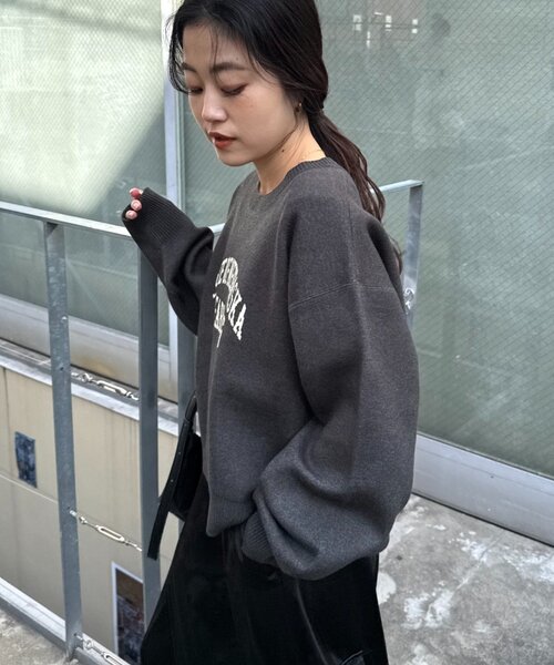 CIAOPANIC TYPY(チャオパニックティピー)の「スウェットライクカレッジロゴニット(ニット/セーター・レディース・ブラウン/レッド/チャコールグレー/グレー・ONE SIZE)」の14枚目の写真