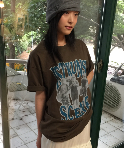 ISTKUNST(イストクンスト)の「SCENE BAND TEE_BROWN(IK2EMMT510A)(Tシャツ/カットソー・レディース・ブラウン・S/M/L)」の1枚目の写真