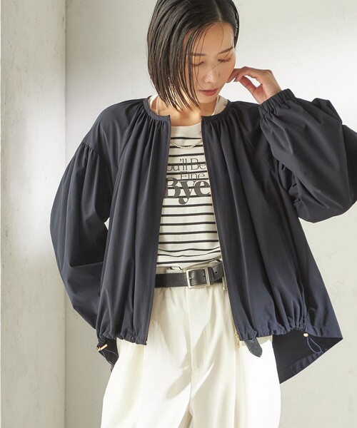 SHIPS(シップス)の「〈接触冷感 / 撥水加工〉TEXBRID(R) タフタ ギャザー 羽織 ブルゾン(ブルゾン・レディース・オフホワイト/ネイビー/ライトブルー・ONE SIZE)」の3枚目の写真