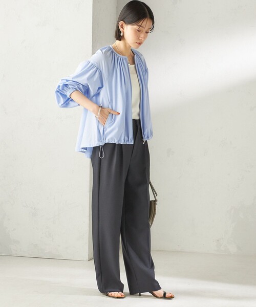 SHIPS(シップス)の「〈接触冷感 / 撥水加工〉TEXBRID(R) タフタ ギャザー 羽織 ブルゾン(ブルゾン・レディース・オフホワイト/ネイビー/ライトブルー・ONE SIZE)」の4枚目の写真