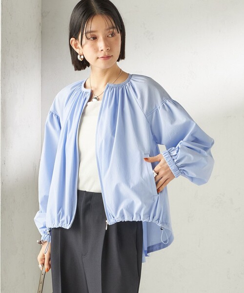 SHIPS(シップス)の「〈接触冷感 / 撥水加工〉TEXBRID(R) タフタ ギャザー 羽織 ブルゾン(ブルゾン・レディース・オフホワイト/ネイビー/ライトブルー・ONE SIZE)」の7枚目の写真