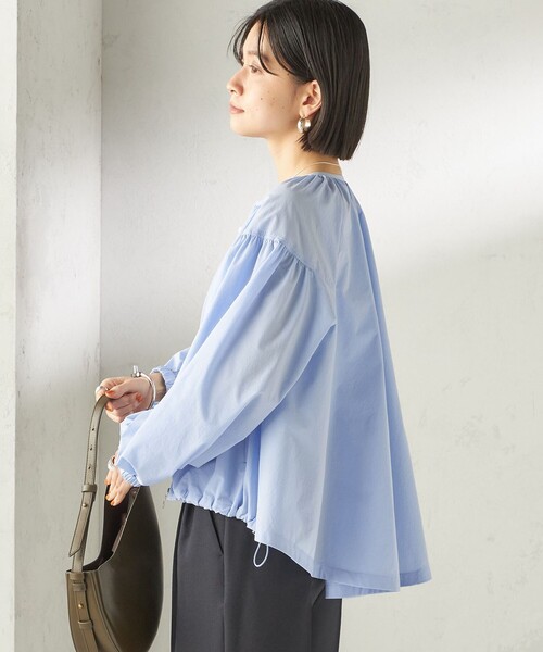 SHIPS(シップス)の「〈接触冷感 / 撥水加工〉TEXBRID(R) タフタ ギャザー 羽織 ブルゾン(ブルゾン・レディース・オフホワイト/ネイビー/ライトブルー・ONE SIZE)」の8枚目の写真