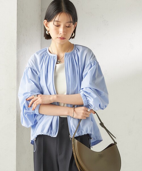 SHIPS(シップス)の「〈接触冷感 / 撥水加工〉TEXBRID(R) タフタ ギャザー 羽織 ブルゾン(ブルゾン・レディース・オフホワイト/ネイビー/ライトブルー・ONE SIZE)」の10枚目の写真