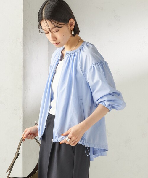 SHIPS(シップス)の「〈接触冷感 / 撥水加工〉TEXBRID(R) タフタ ギャザー 羽織 ブルゾン(ブルゾン・レディース・オフホワイト/ネイビー/ライトブルー・ONE SIZE)」の11枚目の写真