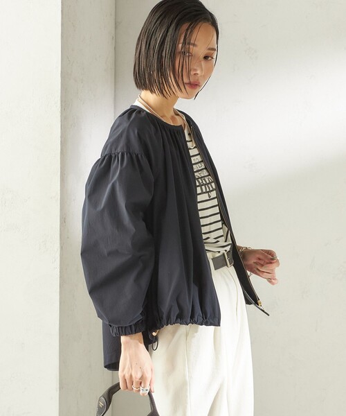 SHIPS(シップス)の「〈接触冷感 / 撥水加工〉TEXBRID(R) タフタ ギャザー 羽織 ブルゾン(ブルゾン・レディース・オフホワイト/ネイビー/ライトブルー・ONE SIZE)」の22枚目の写真