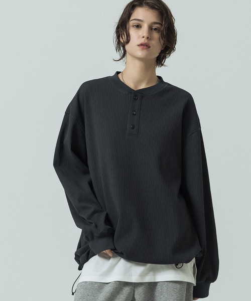SLICK（スリック）の「【SLICK/スリック】Tech Thermal Drawstring Henley Neck/テックサーマルドローストリングヘンリーネックTシャツ（Tシャツ/カットソー・メンズ・スミクロ/ホワイト/グレー/ブラック・1/3/2）」の3枚目の写真