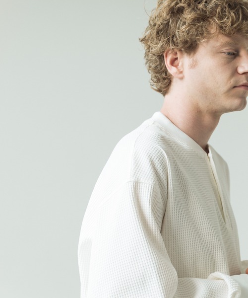 SLICK（スリック）の「【SLICK/スリック】Tech Thermal Drawstring Henley Neck/テックサーマルドローストリングヘンリーネックTシャツ（Tシャツ/カットソー・メンズ・スミクロ/ホワイト/グレー/ブラック・1/3/2）」の11枚目の写真