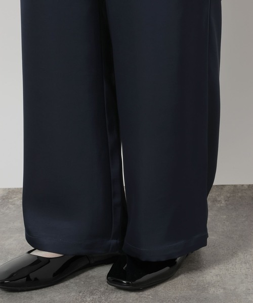 LAKOLE(ラコレ)の「サテンイージーパンツ / 658138(その他パンツ・レディース・グレー/ライトベージュ/ネイビー・FREE)」の4枚目の写真