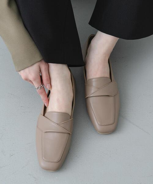 SENSE OF PLACE by URBAN RESEARCH（センスオブプレイスバイアーバンリサーチ）の「クロスベルトローファーパンプス（ローファー・レディース・モカ/ブラック/ライトベージュ・SMALL/MEDIUM/LARGE）」の3枚目の写真