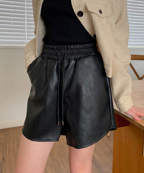 VASCARA（バスカラ）の「Faux Leather Banding Shorts Pants Black（その他パンツ・レディース・ブラック・FREE/LARGE）」の4枚目の写真