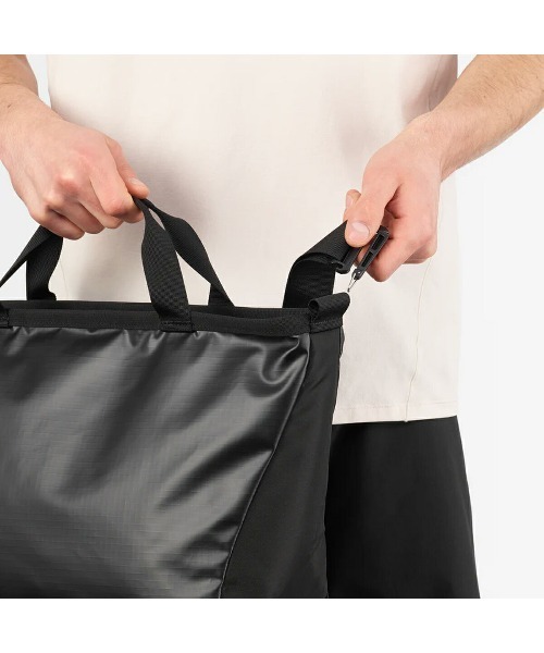 SALOMON（サロモン）の「SALOMON EXTENDED TOTEBAG SMALL / サロモン エクステンデッド トートバッグ スモール / LC2723400（ショルダーバッグ・メンズ・ブラック・FREE）」の3枚目の写真