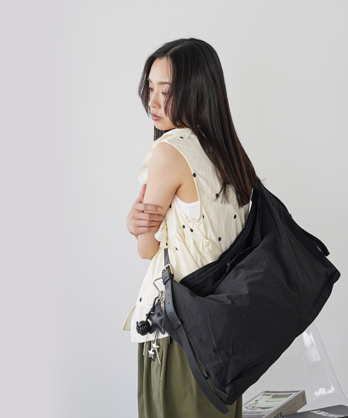 mili an deni(ミリアンデニ)の「2WAYナイロンショルダーバッグ(ショルダーバッグ・レディース・アイボリー/ブラック・F)」の9枚目の写真