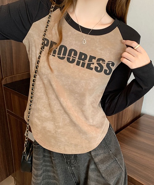 2ly2(トゥーリートゥー)の「ロゴプリント ラグランTシャツ(Tシャツ/カットソー・レディース・ベージュ/カーキ/グレー・FREE)」の3枚目の写真