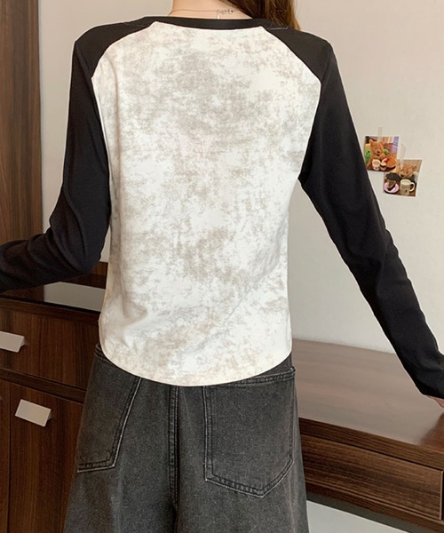 2ly2(トゥーリートゥー)の「ロゴプリント ラグランTシャツ(Tシャツ/カットソー・レディース・ベージュ/カーキ/グレー・FREE)」の10枚目の写真