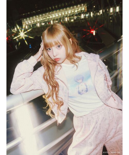 CALNAMUR（カルナムール）の「【新世紀エヴァンゲリオンコラボ】レイ アスカ 儚げTシャツ（Tシャツ/カットソー・レディース・ホワイト/ライトブルー・FREE）」の3枚目の写真