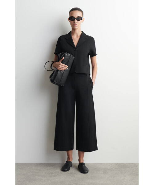 COS（コス）の「ツイルジャージー 半袖ブレザー（その他アウター・レディース・ダークブラウン系1/ブラック・XS/L/XL/S/M）」の3枚目の写真