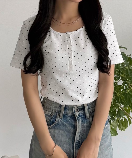 callautia(カラウティア)の「ヘンリーネックトップス(Tシャツ/カットソー・レディース・ホワイト/ブラック/ブラック系その他/ホワイト系その他・MEDIUM/SMALL)」の1枚目の写真