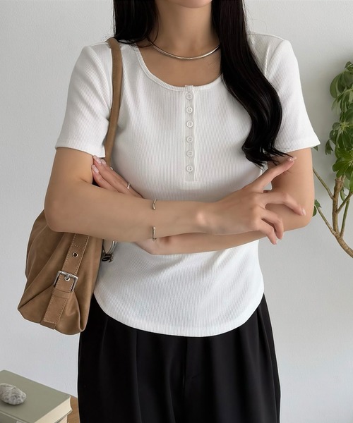 callautia(カラウティア)の「ヘンリーネックトップス(Tシャツ/カットソー・レディース・ホワイト/ブラック/ブラック系その他/ホワイト系その他・MEDIUM/SMALL)」の2枚目の写真