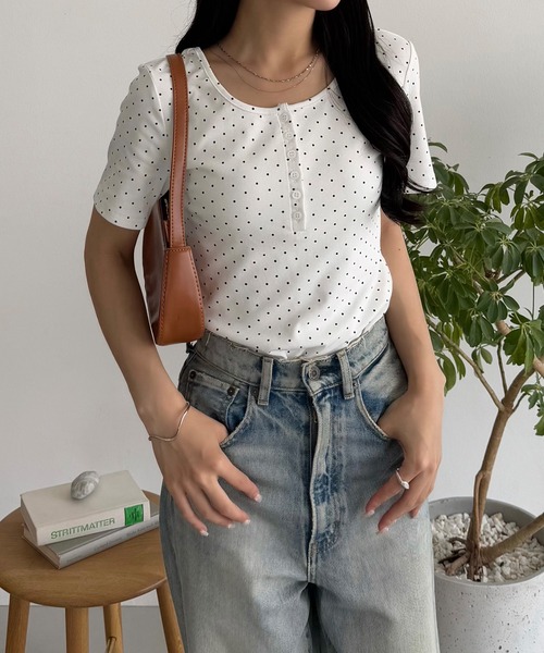 callautia(カラウティア)の「ヘンリーネックトップス(Tシャツ/カットソー・レディース・ホワイト/ブラック/ブラック系その他/ホワイト系その他・MEDIUM/SMALL)」の14枚目の写真